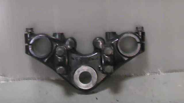 バイクパーツ MCR125 LWBPCJ00161000xxx の トップブリッジ *1317619883 【中古】【送料込】