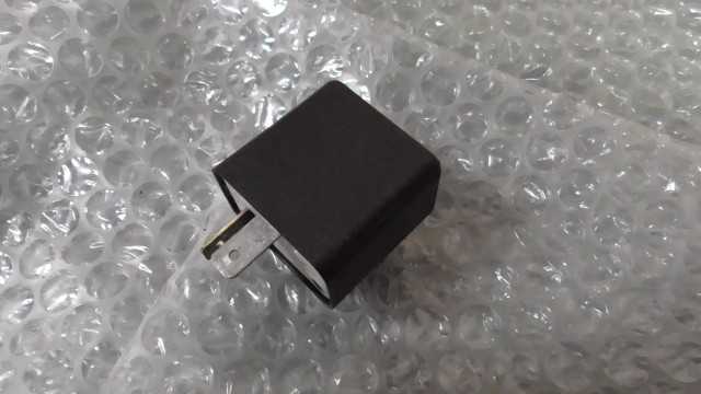 バイクパーツ　リード125　JF45-1008xxx　の　ウインカーリレー *1679621617　【中古】【送料込】