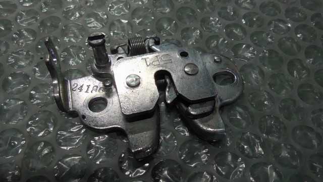 バイクパーツ　アクシスZ　SED7J-011xxx　の　シートロック *1680569771　【中古】【送料込】