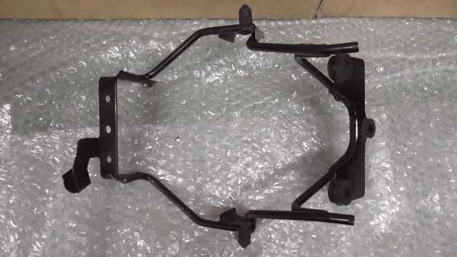 バイクパーツ　ジグサー150　NG4BG-102xxx　の　ライトステー *1681272813　【中古】【送料込】