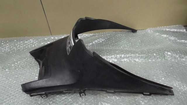 バイクパーツ　リード110　JF19-1108xxx　の　シート下センターカバー　傷 *1683772988　【中古】【送料込】