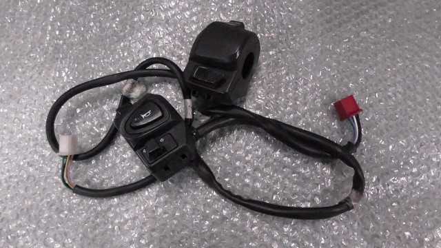 バイクパーツ　ダンク AF78-1102xxx　の　ハンドルスイッチ　左右　ポチ片方× *1684478962　【中古】【送料込】