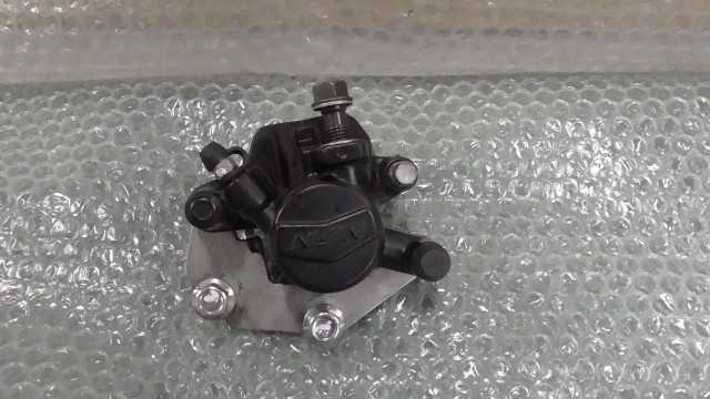 バイクパーツ　アドレス125　DT11A-108xxx　の　ブレーキキャリパー *1686189756　【中古】【送料込】