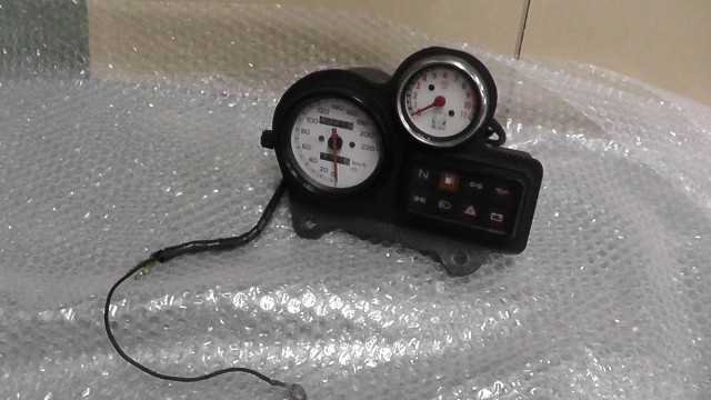 バイクパーツ モンスター400 ZDM400M000xxx の メーター *1686281371 【中古】【送料込】