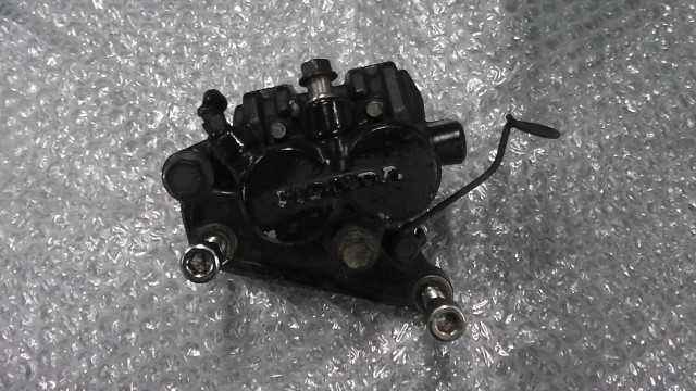 バイクパーツ　CBX400カスタム　NC11-1001xxx　の　Fキャリパー *1688088672　【中古】【送料込】