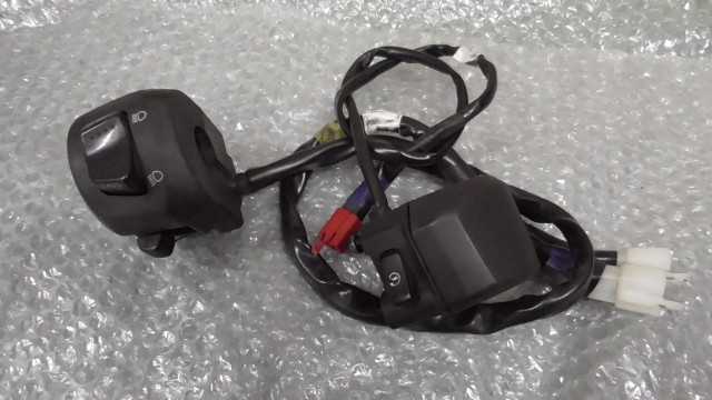 バイクパーツ　マジェスティS　SG28J-025xxx　の　ハンドルスイッチ　左右 *1689213954　【中古】【送料込】