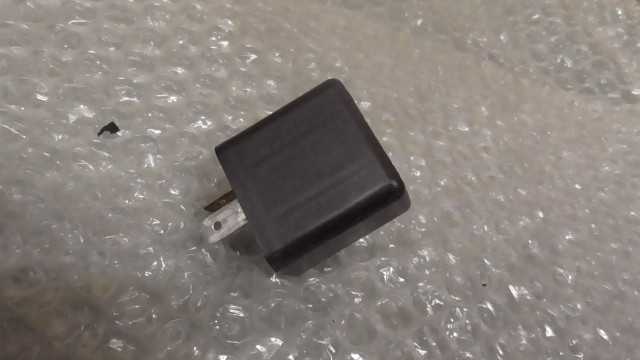 バイクパーツ　アドレス 110 4ST　CE47A-103xxx　の　ウインカーリレー *1690252323　【中古】【送料込】