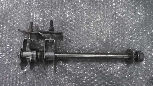 バイクパーツ　GSR250　LC6GJ55D001107xxx　の　リアアクスルシャフト *1692840817　【中古】【送料込】