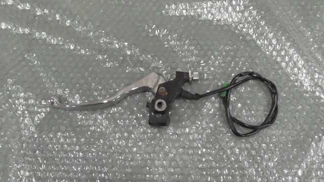 ■■ビラーゴ400　の クラッチレバーホルダー 商品詳細 支払詳細 発送詳細 注意事項 ■■ビラーゴ400　2NT-060　の クラッチレバー　ホルダー　M10 *1695257341■■中古品です、画像をよく見て御判断下さい。車体番号2NT-060xxx　走行距離5628km＜メーター表示＞より外しました。当社では、一応の動作点検を行った後に販売を行っています。※購入後のトラブルを避ける為、以下の説明も必ず読んで下さい。 商品詳細 支払詳細 発送詳細 注意事項 ■決済・お振込先■クレジットカード支払い・ゆうちょ銀行振込み・代金引換■お支払金額■　購入価格に送料は含まれています。※送料は、下記を御覧下さい。※お振込み手数料は購入者様ご負担でお願い致します。 商品詳細 支払詳細 発送詳細 注意事項 **ご入金確認後、佐川急便・日本郵便にて（日祝日除く）に発送致します。※代金引換以外では、佐川急便・日本郵便の元払のみ対応させて頂きます。他の発送機関は一切取扱しておりませんので、ご了承下さい。エンジン等の配送時には、オイルを抜いて送ります、ご注意下さい。バルブ（電球）に関しましては、輸送時に切れることがあります、ご理解をお願いします。梱包に関しましては、簡易包装とさせていただきます。ご容赦下さい。 商品詳細 支払詳細 発送詳細 注意事項 購入後のご案内◎当店で在庫確認の上、受注が可能な場合には、【お支払い金額のご案内メール】をお送り　いたします。○商品は複数のサイトでも販売しております。時間差で売り切れてしまう場合がございます。〈在庫切れ〉・〈取り寄せ不可〉の場合は、誠に申し訳ございませんが、受注不可キャンセルのご案内を送付させていただきます。万一、売切れの場合はご了承ください。※メールの迷惑設定等にご注意下さい。当店のメールドメインは、[@goooo.org]です。内容を御確認上、24時間以内にご連絡をお願い致します。日祝日のメール対応・発送業務は行っておりませんので、予めご了承下さい。*購入後のキャンセル、返品、クレームは御遠慮下さい。◆代金引換以外では、元払のみ対応させて頂きますので、下記送料を含めた合計金額でご検討下さい。また商品の大小に関係なくこちらの価格で発送させていただきます。（同梱につきましては可能な限り対応させていただきます、複数の商品お買い上げの場合　一番大きなサイズの送料が適用されます。）気になる点・ご質問等ございましたらお気軽にお問合せ下さい。（定休日のご質問には返答できない場合がございます。）【バイクCITY】（バイクパーツCITY・バイクUSEDパーツランド）
