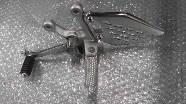 バイクパーツ　YZF-R25　RG10J-002xxx　の　ステップ　左　 *1697763632　【中古】【送料込】