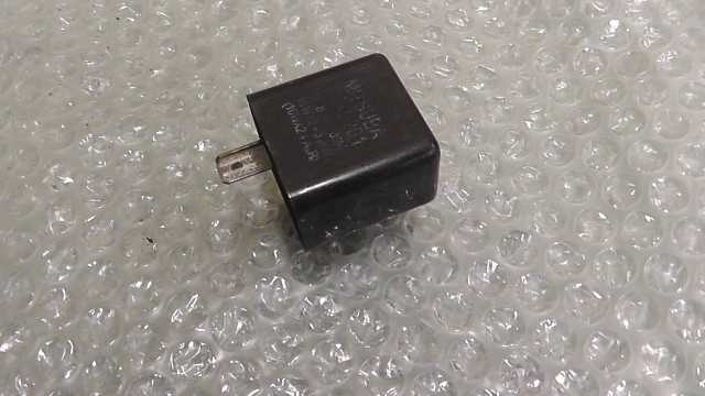 バイクパーツ　カブFI　AA01-1760xxx　の　ウインカーリレー *1698802764　【中古】【送料込】