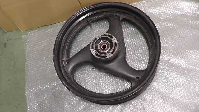 バイクパーツ　バンディット250V　GJ77A-101xxx　の　リアホイール *1699403346　【中古】【送料込】