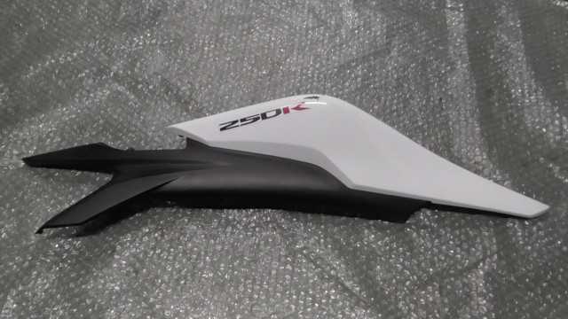 バイクパーツ　CBR250R　MC41-1002xxx　の　シートカウル　右　傷 *1700095589　【中古】【送料込】