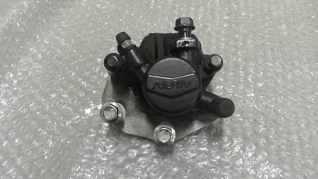 バイクパーツ　アドレス125　DT11A-104xxx　の　ブレーキキャリパー *1701220814　【中古】【送料込】
