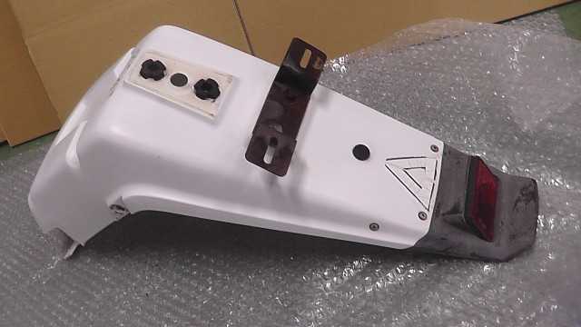 バイクパーツ ジェベル125 SF44A-102xxx の リアフェンダー 傷 *1702600360 【中古】【送料込】