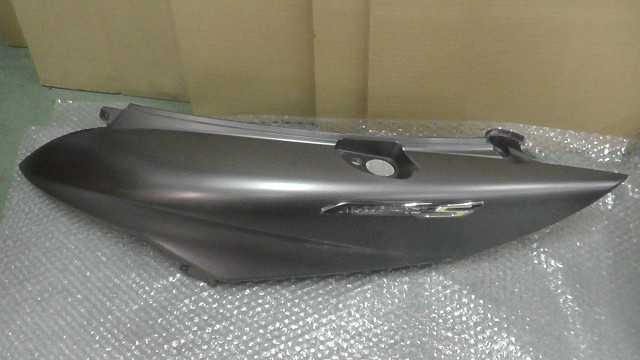 バイクパーツ　マジェスティS　SG52J-008xxx　の　ボディカバー　左　 *1703140824　【中古】【送料込】
