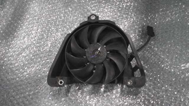 バイクパーツ　YZF-R25　RG10J-006xxx　の ラジエターファン　 *1703205925　【中古】【送料込】