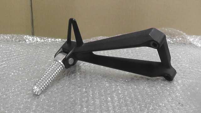 バイクパーツ　YZF-R3　RH07J-001xxx　の　タンデムステップ　右　 *1703224324　【中古】【送料込】