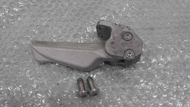 バイクパーツ S-MAX155 RKRSG2710DA017xxx の タンデムステップ 右 *1566876553 【中古】【送料込】