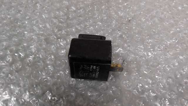 バイクパーツ　カブFI　AA01-1746xxx　の　ウインカーリレー *1707461450　【中古】【送料込】