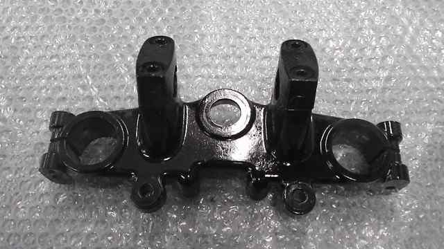 バイクパーツ KL250R KL250D-001xxx の トップブリッジ *1587087207 【中古】【送料込】