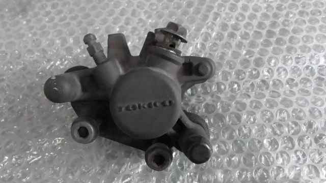 バイクパーツ　アドレス110　CF11A-105xxx　の　キャリパー　 *1590462739　【中古】【送料込】