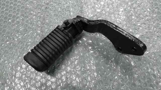 バイクパーツ　YD125　3NS-000xxx　の　ステップ　左 *1604980032　【中古】【送料込】