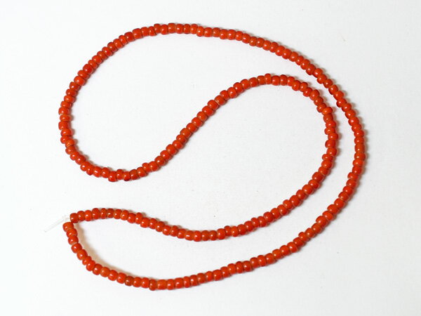 【2304】ANTIQUEホワイトハーツ朱赤扁平丸型中小粒ビーズ一連(Φ4.0mm)【とんぼ玉】...