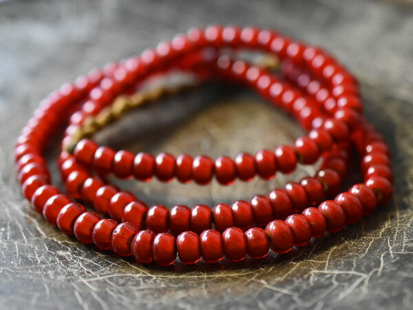 【2406】ホワイトハーツ濃赤偏平丸型大粒ビーズ一連（Φ8.0mm）【とんぼ玉】【アンティークビーズ】【ビーズ】【トンボ玉】【antiquebeads】【beads】【White hearts】【インディアンジュエリー】【ホワイトハート】