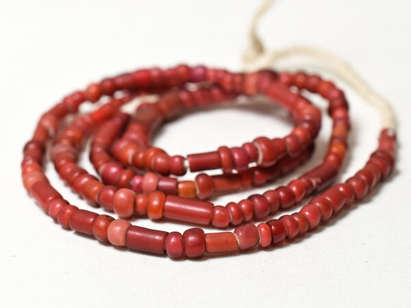 【2510】ANTIQUEホワイトハーツ金赤中太ミックスビーズ一連4【とんぼ玉】【アンティークビーズ】【ビー..