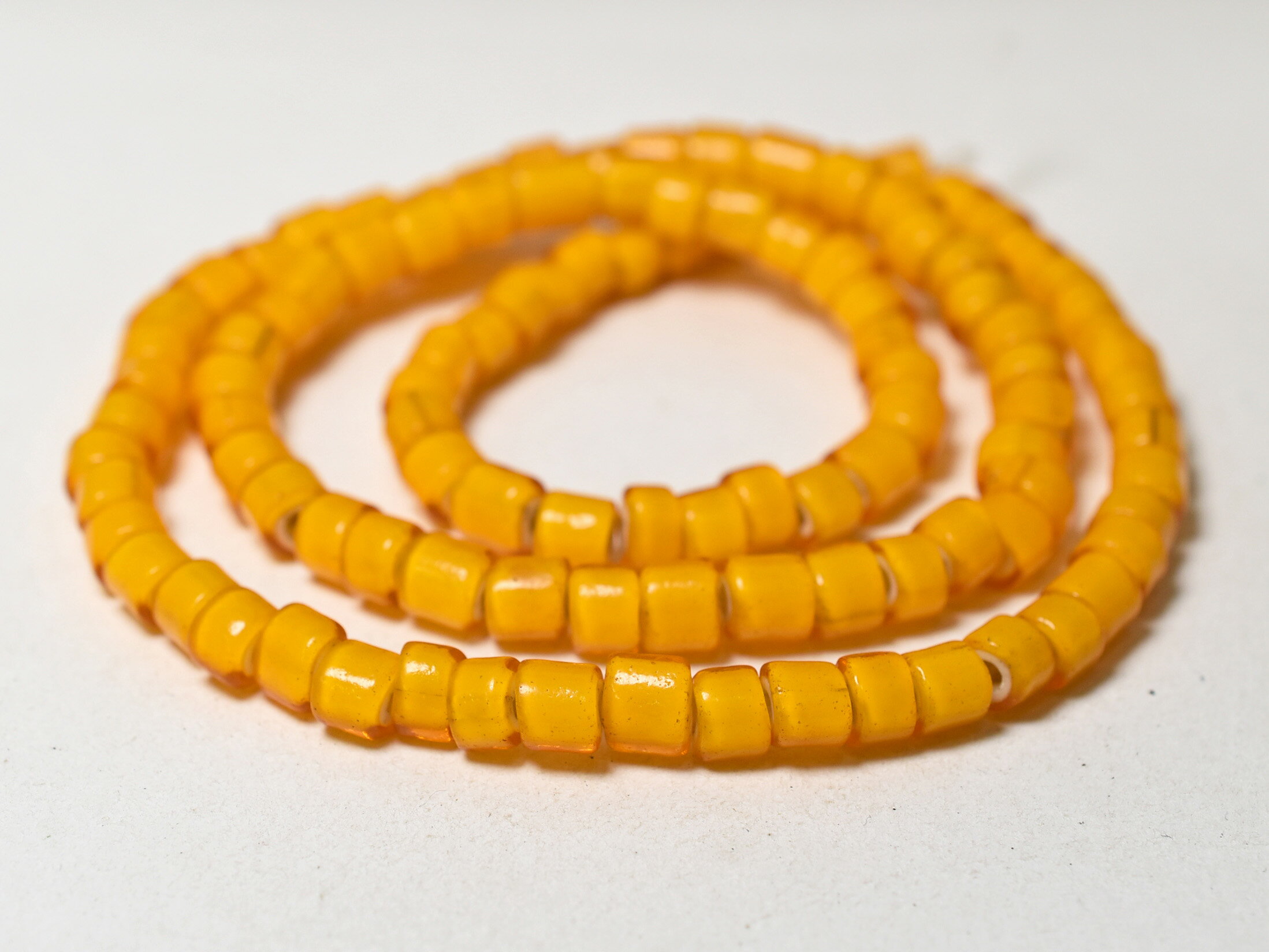 【2511】ANTIQUEホワイトハーツ山吹色筒型中太ビーズ一連(Φ6.0mm)【とんぼ玉】【アンティークビーズ】..