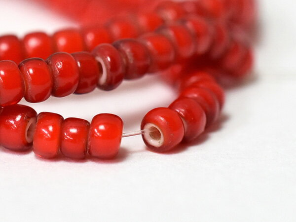 【2106】ANTIQUEホワイトハーツ美赤小粒ビーズ一連（Φ4.0mm）【とんぼ玉】【蜻蛉玉...