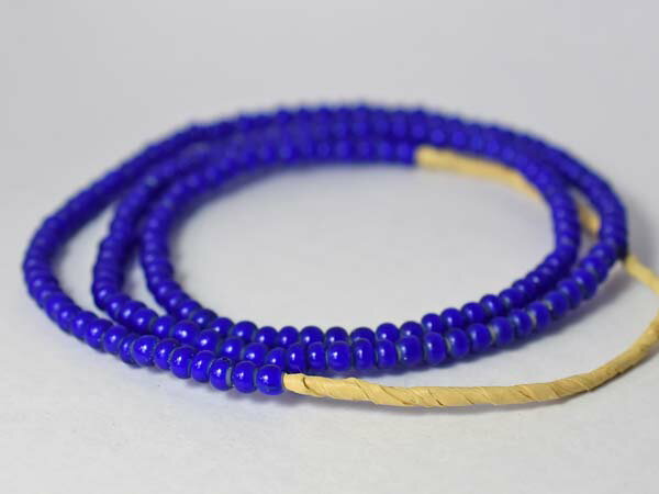 【1802】ホワイトハーツダークブルー中小粒ビーズ一連Φ4.5mm【とんぼ玉】【アンテ...
