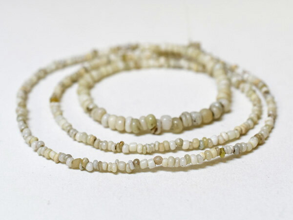 【2401】ANTIQUEカリマンタン島古色白色中小粒ビーズ一連【とんぼ玉】【トンボ玉】【ビーズ】【パーツ..