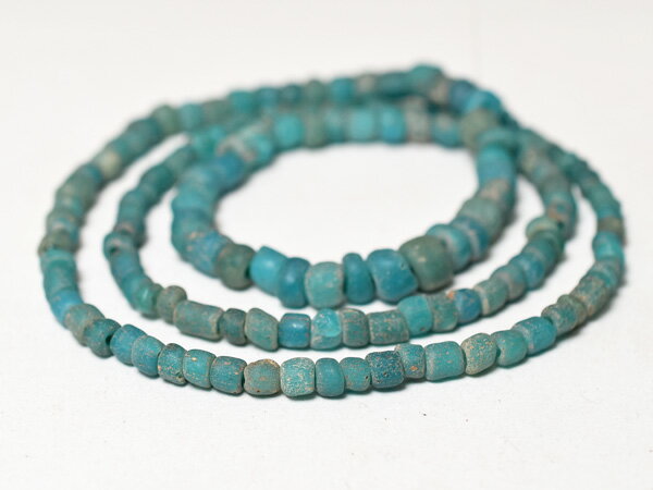 【2511】ジャワ島出土緑がかった水色中小粒ビーズ一連2【とんぼ玉】【アンティークビーズ】【インドパ..