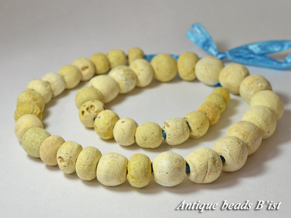 【1401】ジャワ島出土インドパシフィック銀化黄色単色発掘玉一連A【とんぼ玉】【アンティークビーズ】..