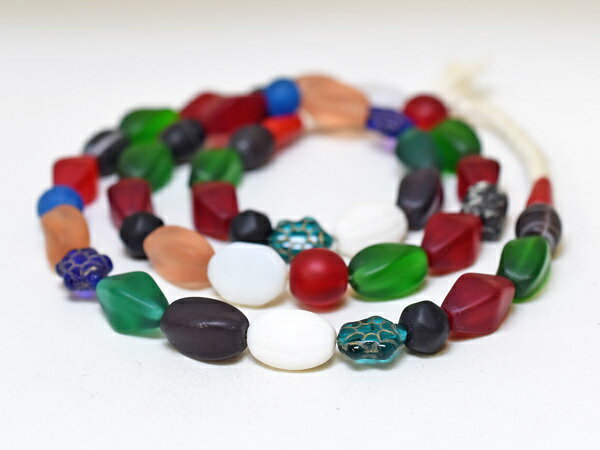 【2411】ANTIQUEボヘミア多色多型状ミックスビーズ一連A7【とんぼ玉】【アンティークビーズ】【ローマ..