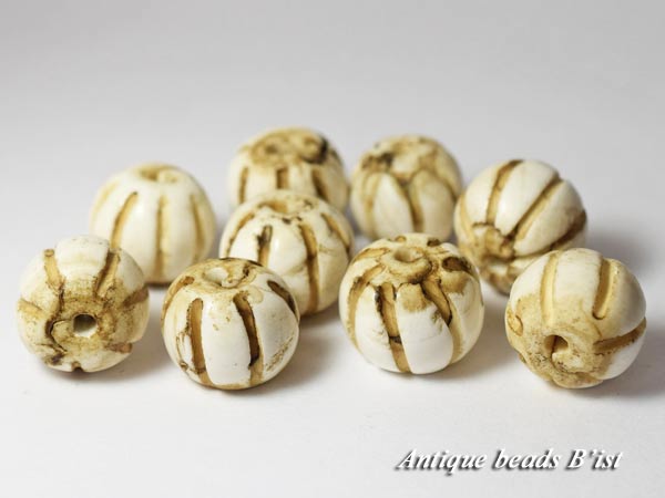【1409】ナガ族扁平丸型筋入り貝ビーズ（1個)【とんぼ玉】【アンティークビーズ】【ビーズ】【パーツ】..