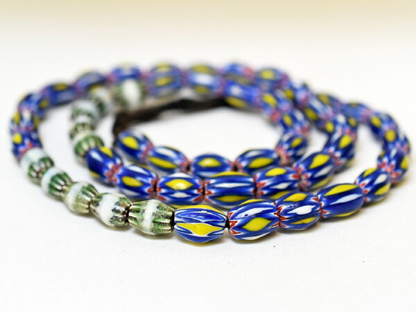 【2410】2種類のシェブロン小粒ビーズ一連【とんぼ玉】【アンティークビーズ】【ビーズ】【パーツ】【手芸】【シェブロン】【ヴェネチアビーズ】【インディアンジュエリー】