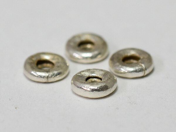 【2306】カレンシルバー円盤型ビーズ4個セットX(Φ7.0mm)【とんぼ玉】【ホワイトハート】【ビーズ】【パーツ】【インディアンジュエリー】【シルバービーズ】【silver925】【シルバー925】【ハンドメイド】