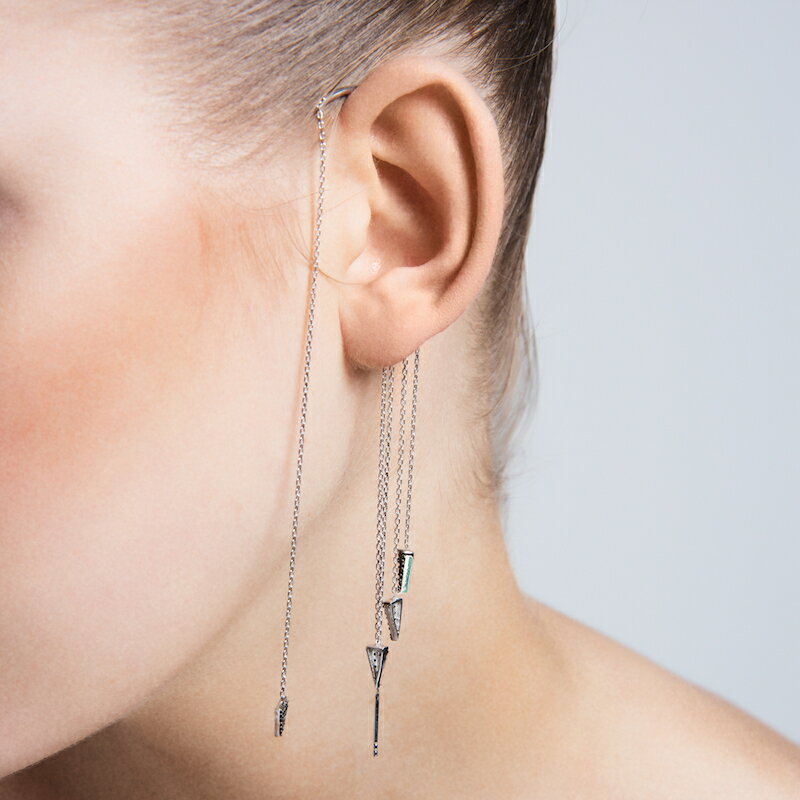 【送料込み】イヤーフック ブラック 黒 片耳 ノンホール トライアングル 三角 レディース イヤリング ピアス 女性 ご褒美 アクセサリー 個性派アイテム イヤ...