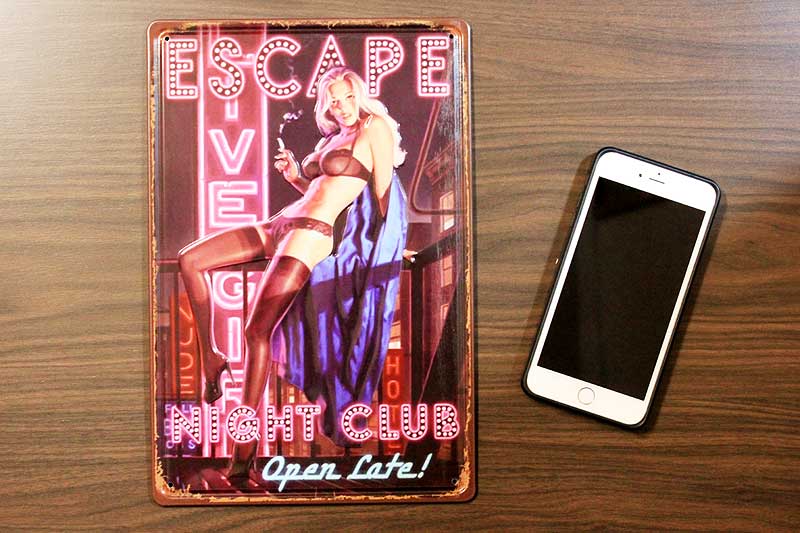 セクシーガール ESCAPE NIGHT CLUB ミニサイズ エンボス加工 レトロ調 メタルプレート メタルサイン ブリキ看板 アメリカ ブリキ看板 アメリカン雑貨 アメリカ雑貨 ガレージ ポスター おしゃれ 店舗 カフェ インテリア 看板