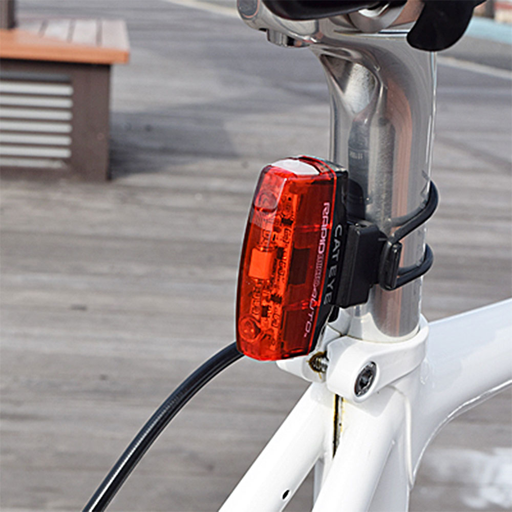 【土日もあす楽】 CAT EYE キャットアイ 自転車 ライト RAPID micro AUTO ラピッドマイクロオート TL-AU620 LED コンパクト 軽量 明るさセンサー 振動センサー 自動点灯 バッテリーインジケータ搭載 USBケーブル付属 ブラケット付き レッド 防水 IPX4 照明 サイクリング