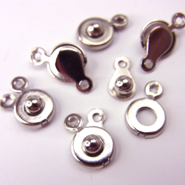 ニューホック　Mサイズ【4059】シルバー28個　〜手芸 アクセサリー パーツ ハンドメイド 手作り 大量 クラフト コサージュ 金具 安全 おすすめ 激安 プラバン 造花 つまみ細工 和風 バッジ 台座 土台 作品 根付 縁起 キーホルダー〜