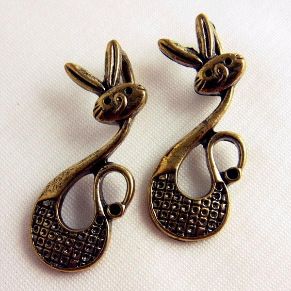 メタルパーツ グリムラビット8個入り アンティークゴールド【4566】〜手芸 アクセサリー パーツ ハンドメイド 手作り…