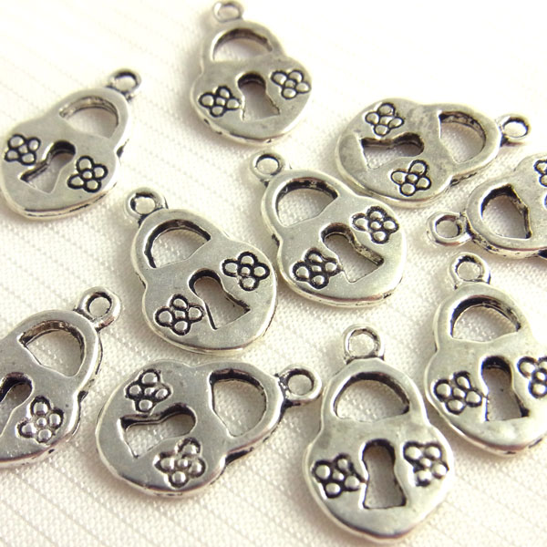 メタルパーツ ミニロック38個入り アンティークシルバー【4524】　〜手芸 アクセサリー パーツ ハンドメイド 手作り …