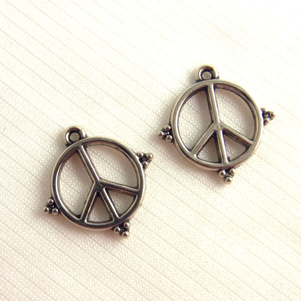 メタルパーツ ピースマーク28個入り アンティークシルバー【4528】〜手芸 アクセサリー パーツ ハンドメイド 手作り 大量 クラフト 安全 おすすめ キーホルダー〜