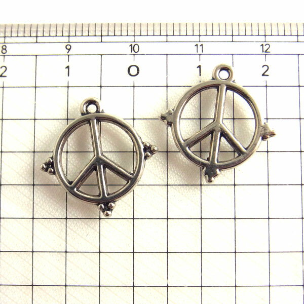 メタルパーツ ピースマーク28個入り アンティークシルバー【4528】〜手芸 アクセサリー パーツ ハンドメイド 手作り 大量 クラフト 安全 おすすめ キーホルダー〜