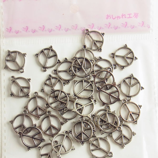 メタルパーツ ピースマーク28個入り アンティークシルバー【4528】〜手芸 アクセサリー パーツ ハンドメイド 手作り 大量 クラフト 安全 おすすめ キーホルダー〜