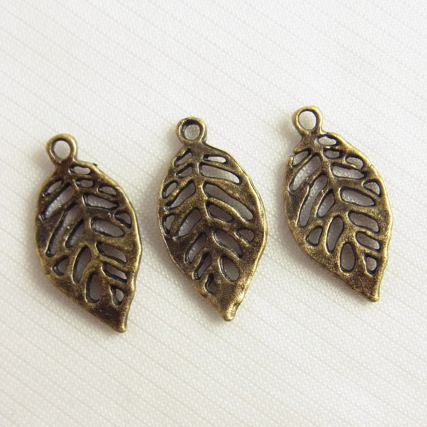 メタルパーツ リーフチャーム18個入り アンティークゴールド【4529】〜手芸 アクセサリー パーツ ハンドメイド 手作り 大量 クラフト 安全 おすすめ キーホルダー〜